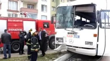 Bolu'da İşçi Servisi Direğe Çarptı: 5 Yaralı