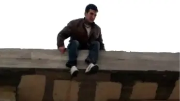 Aşkına Karşılık Bulamayınca Çatıya Çıktı