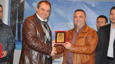Kuşçulardan Başkana Plaket