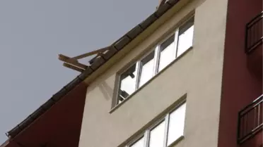 Fırtına Çatıları Uçurdu