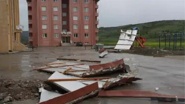 Kepsut'ta Çatılar Uçtu, Ağaçlar Devrildi