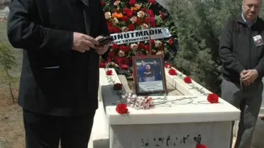 Zirve Yayınevi'nde Öldürülen Elazığlı Uğur Yüksel Mezarı Başında Anıldı