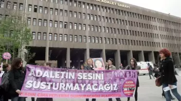 Kadın Cinayetlerini Durduracağız Platformu Üyelerinden Adliye Önünde Protesto