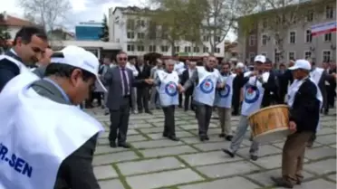 Maaş Bordrolarını Yakan Eğitimciler, Bakan Dinçer'i Protesto Etti