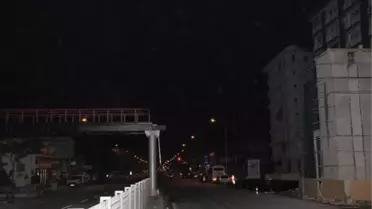 Tır'ın Yıktığı Üstgeçit Otobüs Durağının Üzerine Devrildi
