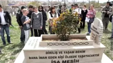 Zirve Yayınevi'nde Öldürülen Uğur Yüksel, Mezarı Başında Anıldı Malatya'da 18 Nisan 2007 Günü Zirve...
