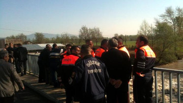 Dereye Uçan Otomobilden 4 Kişi Kurtuldu, 1 Kişi Kayıp