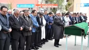 Eski Vekil Babasının Cenaze Namazını Kıldırdı