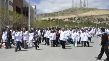 Konya da Meram Tıp Öğrencilerİnden Sağlık Bakanına Tepki