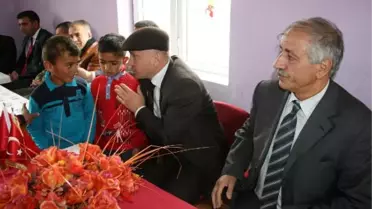 Muradiye'de Kaymakamdan Çocuklara Oyuncak, Kadınlara Gül