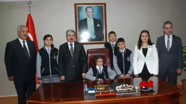 Vali Makamına Kız Öğrenci Oturdu