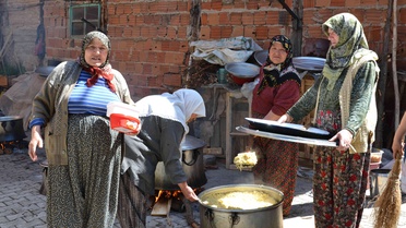 Yenimahalleli Hanımlardan Bin Kişiye Kutlu Doğum Pilavı