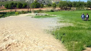 Kanaldaki Göçük Arazileri Sular Altında Bıraktı