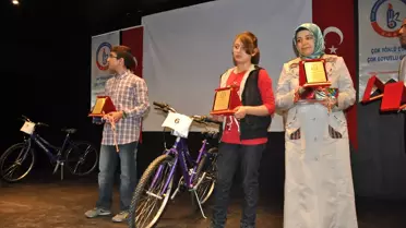 Sts'de Başarılı Olan Öğrenciler Ödüllendirildi