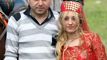 Bayan Ciritçi Düğününde Yöresel Kıyafetlerle Cirit Oynadı