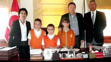 Ayvalık'ta Çocuklar Kaymakam ve Belediye Başkanlığı Koltuğuna Oturdu