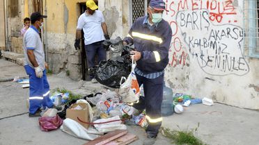 Mersin'de Çöp Evden 4 Kamyon Atık Çıktı