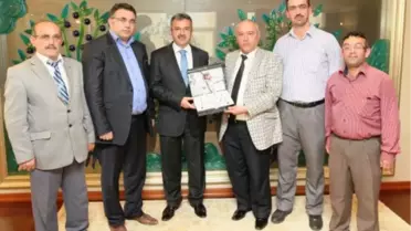 Servisçiler Köşker'in Makamında