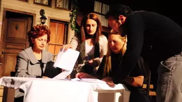 İş Ve Cemiyet Hayatı Tiyatro Sahnesinde