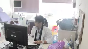 Kadın Doktor, Kolunda Serumla 50 Hastayı Muayene Etti