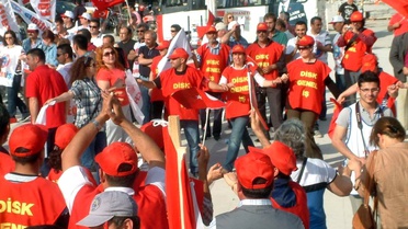Burhaniye'de 1 Mayıs'a İki Ayrı Kutlama
