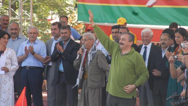 Polisler, 1 Mayıs Pankartındaki İşçiyi Öcalan'a Benzetti