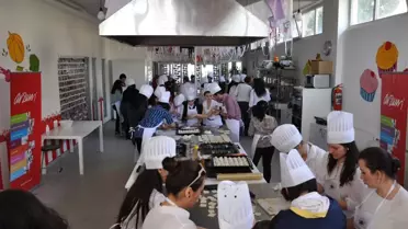 Arzum Ve Yga Gönüllüleri, Görme Engelli Öğrenciler İle Birlikte Yemek Yapma Etkinliğindeydi