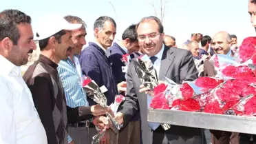Rektör Prof. Dr. İrfan Aslan'dan İşçilere Karanfil