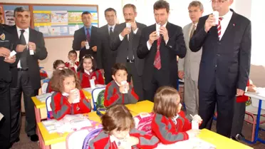 Öğrencilere Dağıtılan Sütü Protokol ve Gazeteciler Test Etti