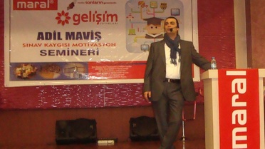 Eğitim Uzmanı, Cep Telefonu Yüzünden Meydana Gelen Dikkat Eksikliğini Anlatırken Öğrenciler...