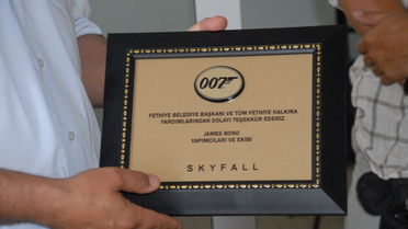 007'den Öğrenim Çağındaki Gençlere 7 Bin 500 TL Bağış