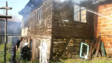 Sinir Krizi Geçiren Şahıs Evini Ateşe Verdi