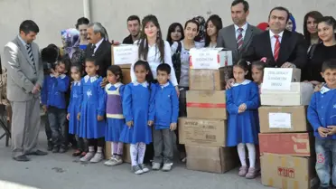 Üniversite Öğrencileri, 8 Okula Kitap Yardımında Bulundu