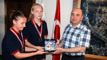 Gediz Belediye Başkanı Saraoğlu, Fen Lisesi'nin Altın Madalya Sevincini Paylaştı