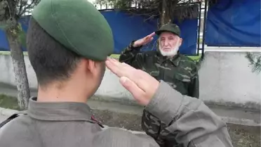 Kınalı Asker Mümin Dede'yi Bir Günlük Askerlikte Torunlarının Çocukları da Yalnız Bırakmadı (2)