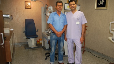20 Yıllık Gözlüklerine Veda Etti
