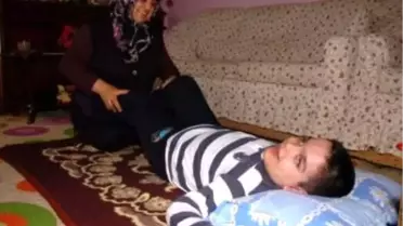 Engelli Oğlunu Her Gün 400 Metre Sırtında Taşıyor