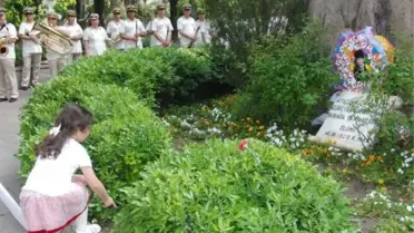 Anneler Günü'nde Zübeyde Hanıma Gittiler