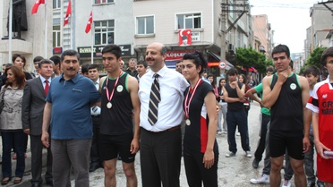 Gençlik Haftasında Gençler Hem Yürüdüler Hem de Koştular