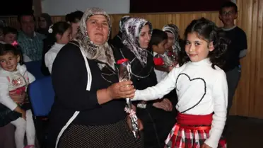 Oltu ve 25 Mart İöo'lu Minikler Büyük Alkış Aldı