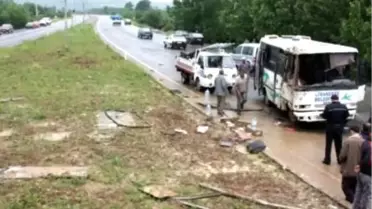 Sakarya'da İki Yolcu Minibüsü Çarpıştı