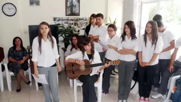 Burhaniye'de Liseli Gençler Yaşlıları Sevindirdi