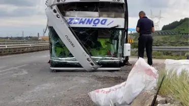 Otomobile Çarpan Minibüs Ters Döndü