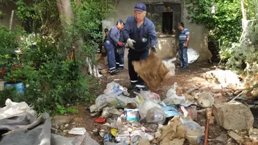 Bir Evden Beş Kamyon Dolusu Çöp Çıkarıldı