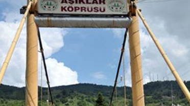 Evliliğe İlk Adımı Aşıklar Köprüsü'nde Atıyorlar