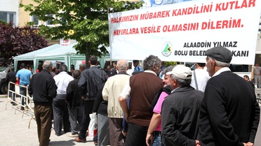Bolu Belediyesi Vatandaşlara Lokum Dağıttı