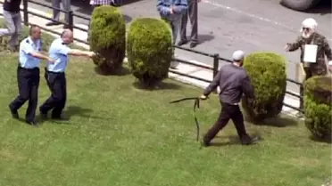 Kılıçla 2 Polisi Yaraladı