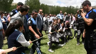 Muradiye Şelalesi'nde Davullu Zurnalı Uçurtma Şenliği