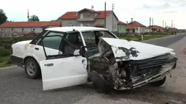 Otomobiller Çarpıştı: 2 Yaralı