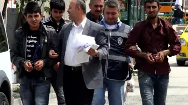 Eskişehir'de İtekleyerek Araç Çaldıkları İddia Edilen 5 Kişi Yakalandı